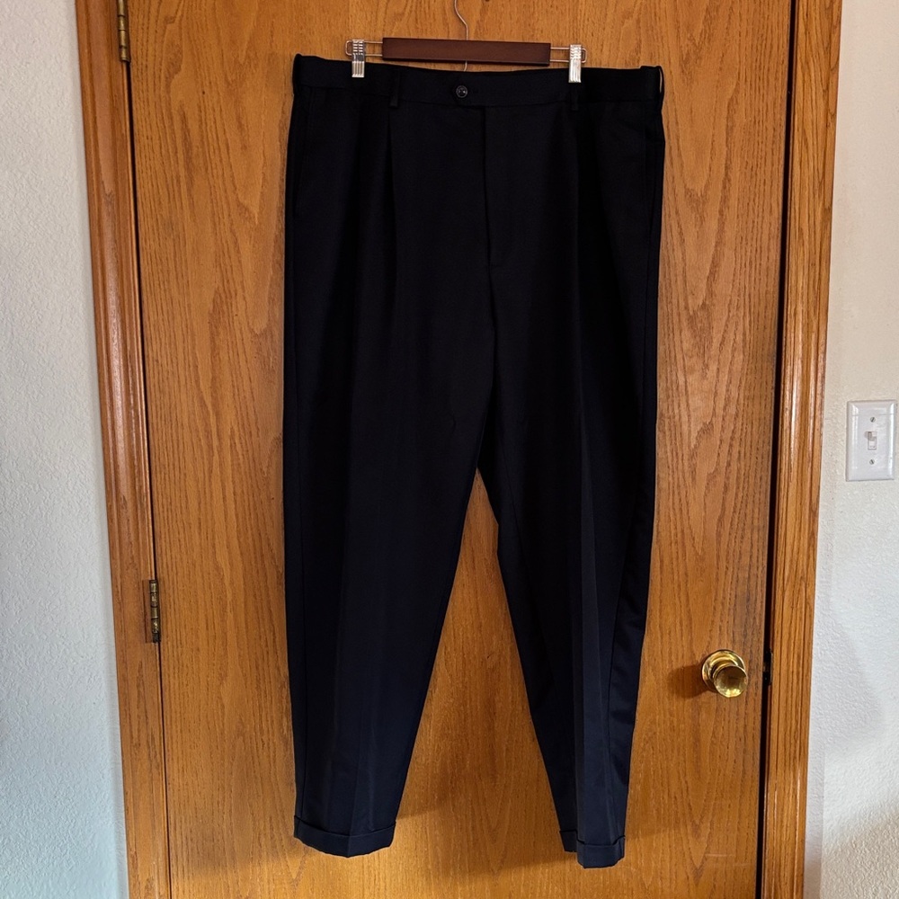 Roundtree & Yorke Men's Classic Black Tapered Dress Pants